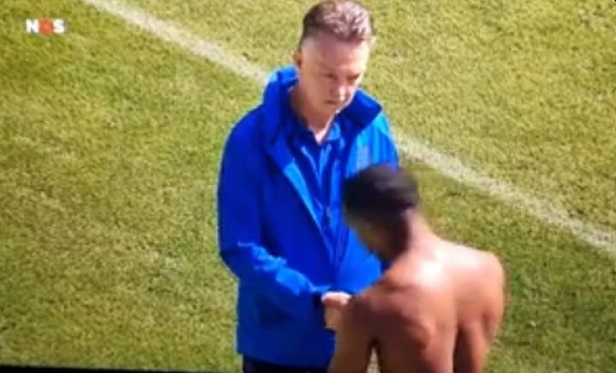 Van Gaal se rukovao s igračem i rekao mu da je vakcinisan, pa poručio: "Hvala Bogu pa nisi idiot"