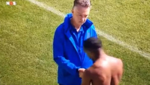 Van Gaal se rukovao s igračem i rekao mu da je vakcinisan, pa poručio: "Hvala Bogu pa nisi idiot"