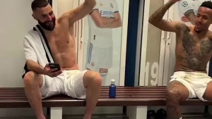 Čim je ušao u svlačionicu Benzema je uzeo mobitel u ruke i oduševio sve muslimane svijeta!
