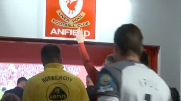 Klopp 2016. godine zabranio igračima da diraju grb na Anfieldu, a onda je stigao petak