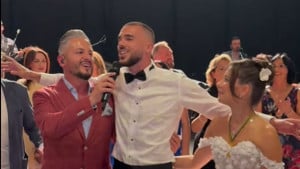 Mujakić "zadužio" mikrofon, pa iz sveg srca zapjevao: "Sarajevo, ljubavi moja"