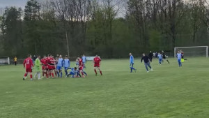 Nevjerovatne scene na bh. stadionu: Tuča igrača, publika u terenu, sudije 'nestaju'