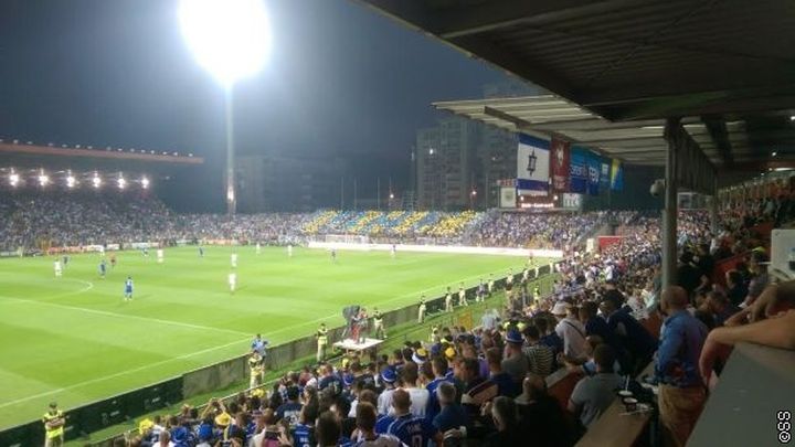 Reflektori obavezni za sve premijerligaške klubove Reflektori obavezni za sve premijerligaške klubove