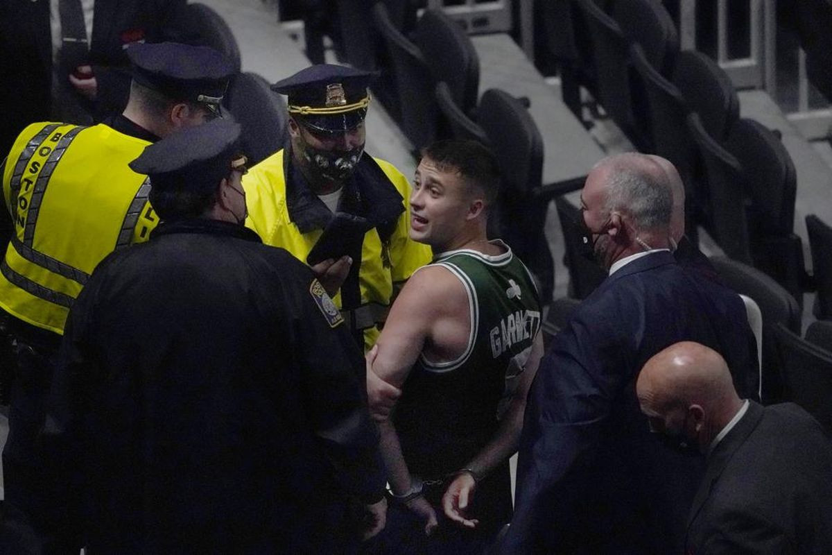 Navijač Celticsa napravio pravi skandal, uhapšen je istog momenta!