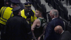 Navijač Celticsa napravio pravi skandal, uhapšen je istog momenta!