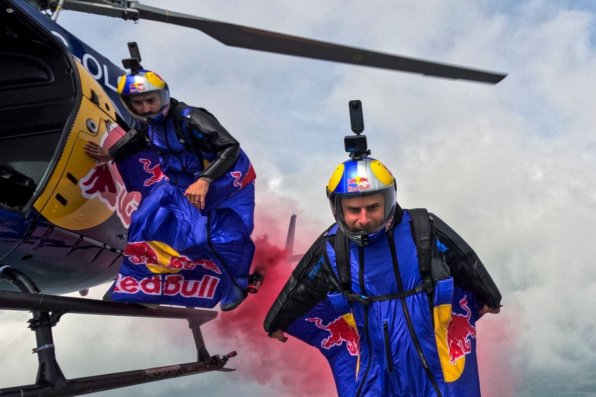 Skydiveri iz Red Bull Skydive Teama proletjeli kroz londonski Tower Bridge