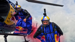 Skydiveri iz Red Bull Skydive Teama proletjeli kroz londonski Tower Bridge