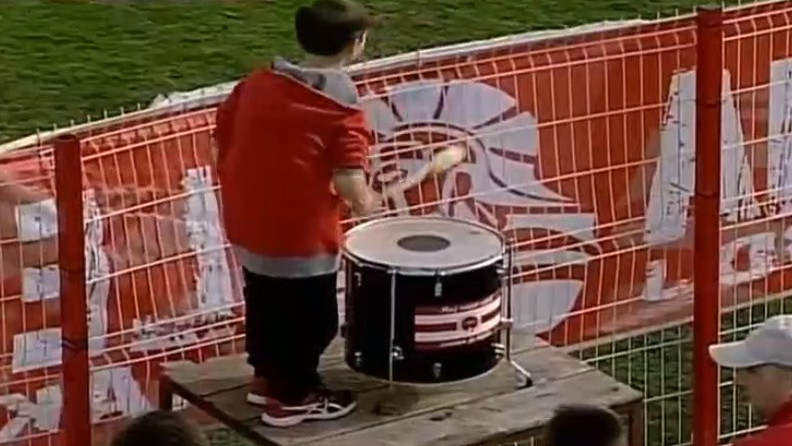 Odlična slika iz Doboja kod Kaknja: Dječak za bubnjem navijača Mladosti