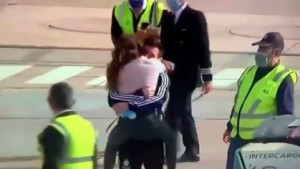 Kakav doček za Messija na aerodromu: Skok u naručje po izlasku iz aviona