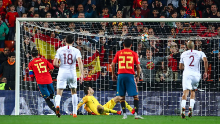 Sergio Ramos panenkom donio sva tri boda reprezentaciji Španije