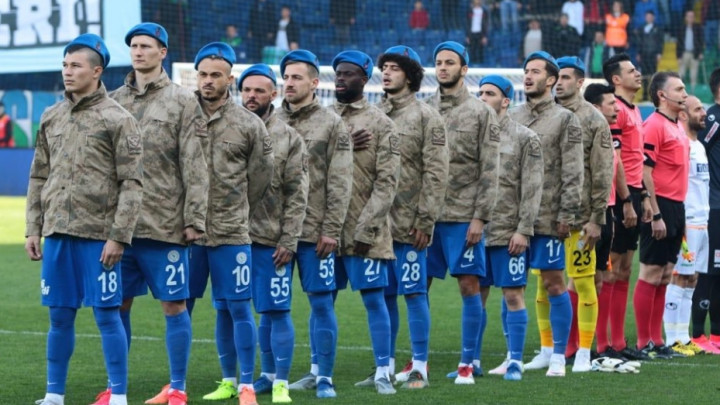 Fudbaleri na teren izašli u vojnoj opremi