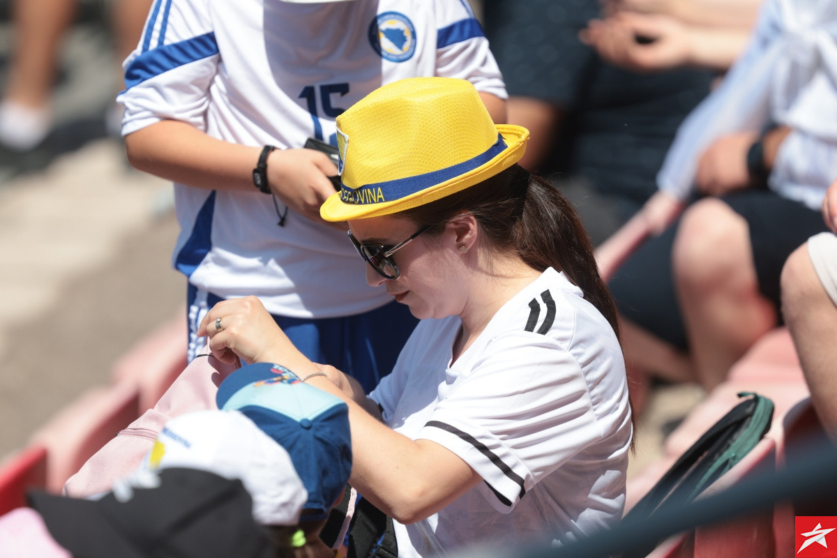 Pune se tribine Bilinog polja, najvjernije ni visoke temperature nisu spriječile da dođu na stadion Pune se tribine Bilinog polja, najvjernije ni visoke temperature nisu spriječile da dođu na stadion