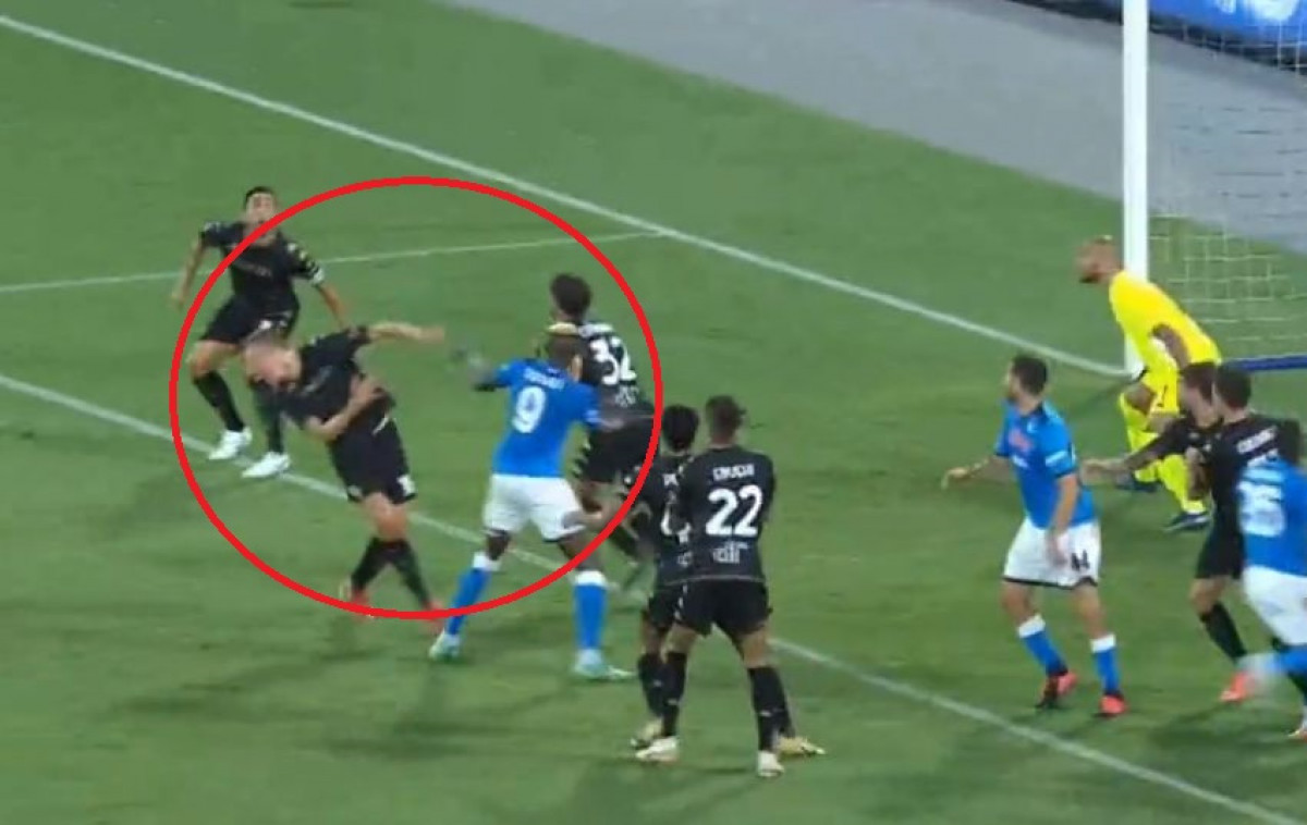 Napadač Napolija šakom udario protivnika, pa se čudio što je dobio crveni karton