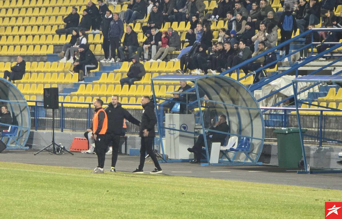 Zašto se ne prekida utakmica? Sramotno skandiranje navijača Zrinjskog, službena lica ništa ne čuju? Zašto se ne prekida utakmica? Sramotno skandiranje navijača Zrinjskog, službena lica ništa ne čuju?