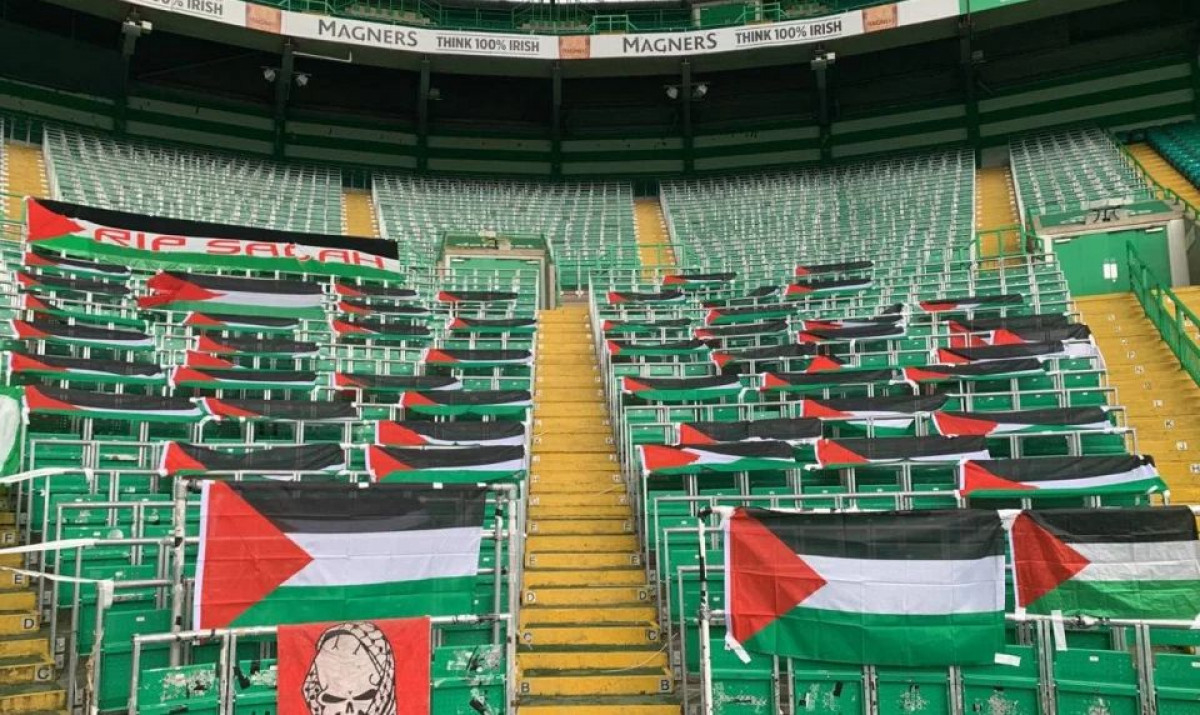 Navijači Celtica na tribinama svog stadiona okačili zastave Palestine