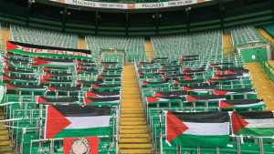 Navijači Celtica na tribinama svog stadiona okačili zastave Palestine