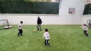 Antonela objavila video kako Messi igra lopte s djecom, pa mu poručila: "Pusti ih neka pobijede"