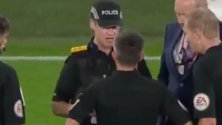 Policajci umjesto sudije na meču Burnley - Leeds