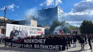 Priština pod opsadom policije: Navijači razvili transparent koji je izazvao buru