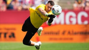 Dominik Livaković je donio odluku, opcija je samo jedna i svi užurbano rade na transferu!