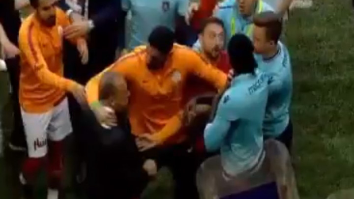Žestok obračun igrača Galate i Bašakešhira na klupi