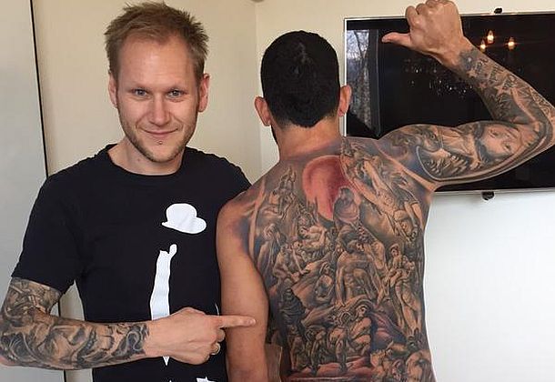 Cijela leđa Carlosa Teveza krasi veličanstvena tetovaža