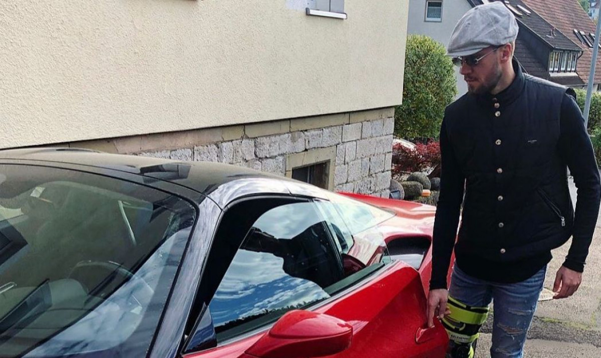 Ne može na teren, ali može u Ferrari: Tugu bh. fudbaler 'ubija' u brutalnoj mašini