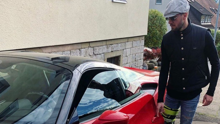 Ne može na teren, ali može u Ferrari: Tugu bh. fudbaler 'ubija' u brutalnoj mašini