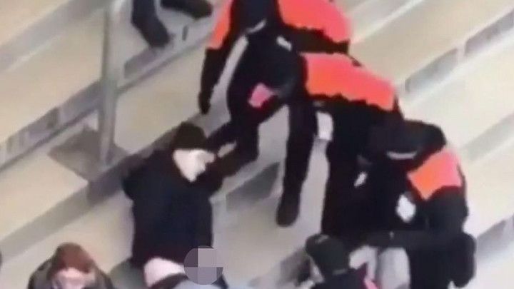 Nevjerovatan snimak: Navijač Herthe masturbirao na stadionu, pa ga priveli