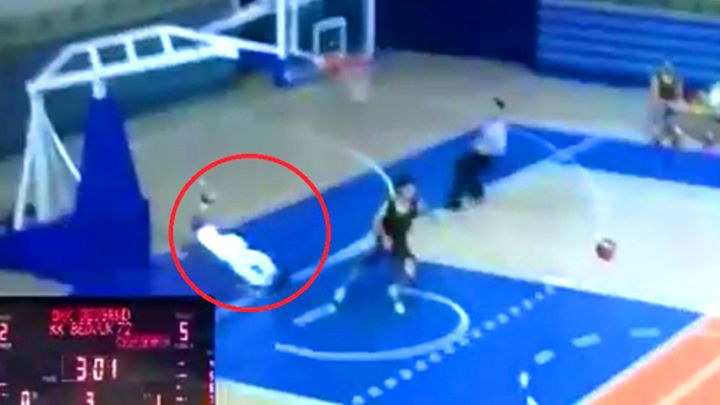 Srbijanski košarkaš pao na glavu i ostao nepomično ležati