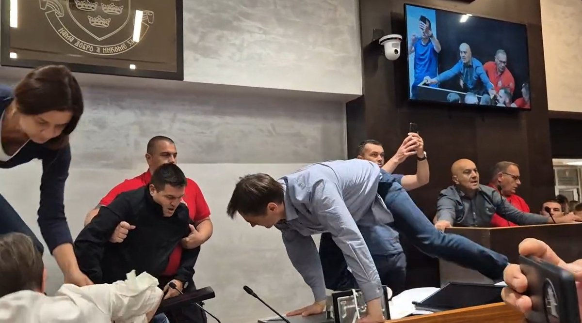 Samouništenje režima u Srbiji: Situacija u gradu eskalirala, klub star 80 godina više ne postoji Samouništenje režima u Srbiji: Situacija u gradu eskalirala, klub star 80 godina više ne postoji