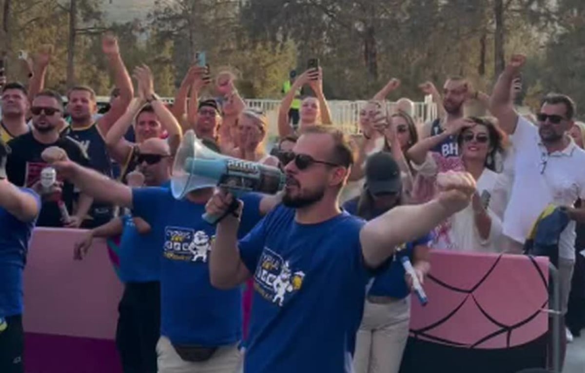 Niko ne može s bh. navijačima! Košarkaši izašli iz dvorane, pa ostali u čudu s onim što vide Niko ne može s bh. navijačima! Košarkaši izašli iz dvorane, pa ostali u čudu s onim što vide