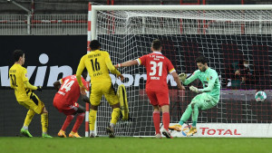 Čudesni dječak zabio prvi gol u karijeri, ali Edin Terzić i Borussija poraženi napuštaju Berlin