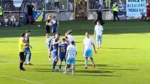 U Zenici je odsviran kraj, fudbaleri San Marina su krenuli prema Edinu Džeki, a onda gospodski potez