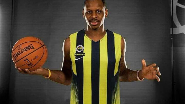 James Nunnaly u Shangai Sharksima