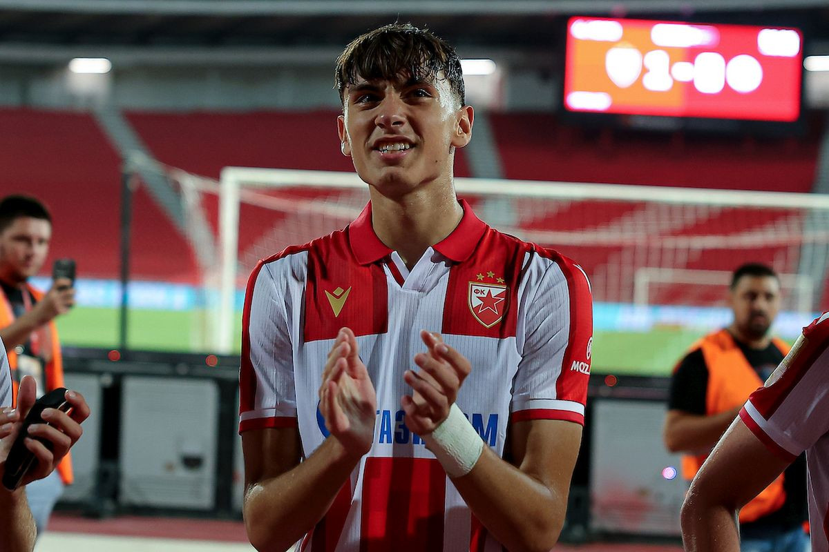 Au, šta radi Crvena zvezda - Navijači bijesni zbog prodaje zvijezde, Terzić se neće dobro provesti Au, šta radi Crvena zvezda - Navijači bijesni zbog prodaje zvijezde, Terzić se neće dobro provesti