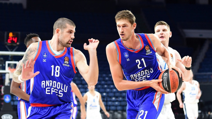 Zenit šokirao Efes na otvaranju Eurolige, Žalgiris došao do preokreta u Pireju