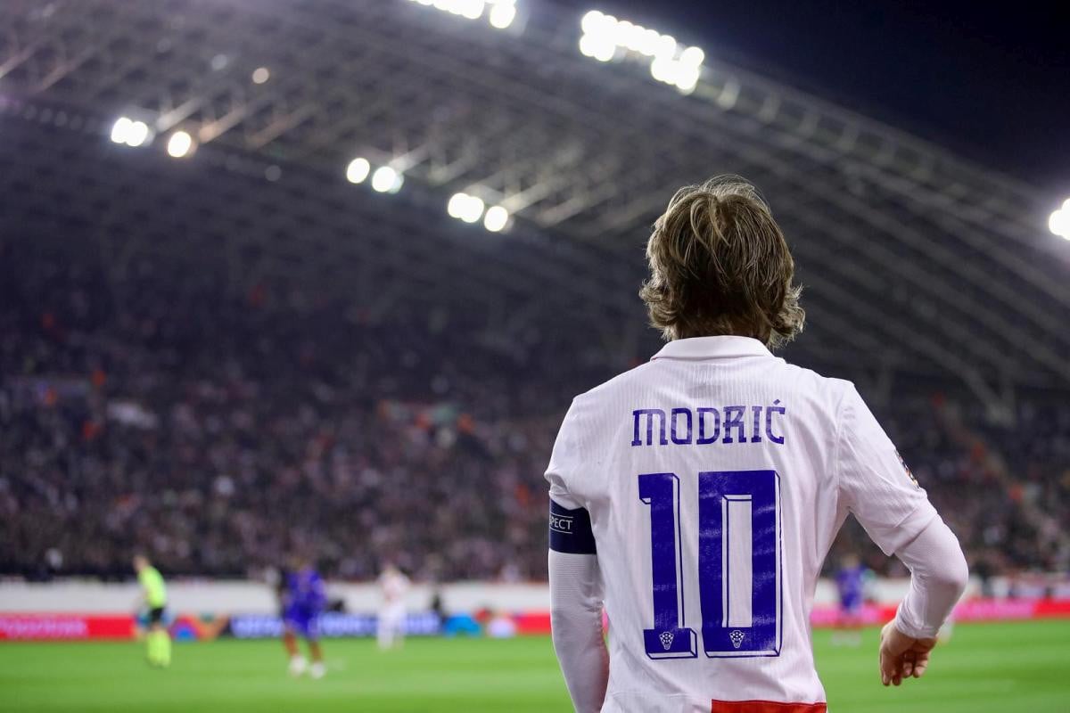 Javio se čovjek zbog kojeg Modrić više ne nosi "desetku" na leđima: "Od njega očekujem da..." Javio se čovjek zbog kojeg Modrić više ne nosi "desetku" na leđima: "Od njega očekujem da..."