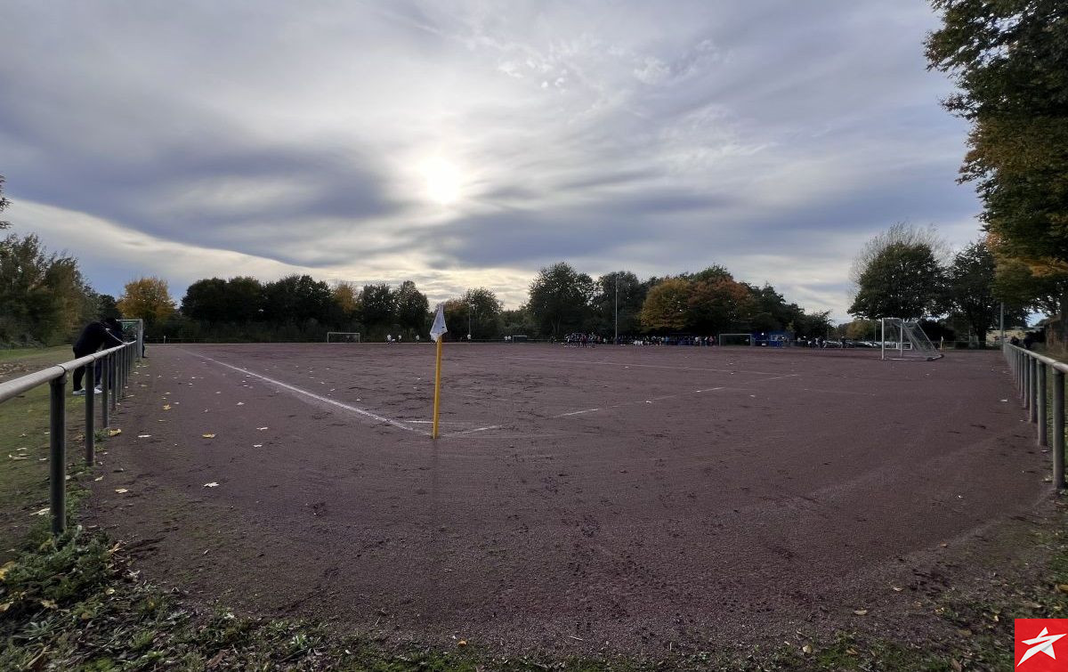 Stadion u Njemačkoj privukao pažnju: Na terenu nema ni komadića trave, a utakmica se igra regularno Stadion u Njemačkoj privukao pažnju: Na terenu nema ni komadića trave, a utakmica se igra regularno