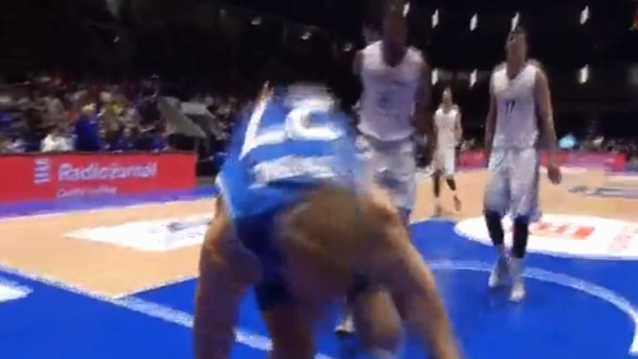 Adin Vrabac izborio faul, pa "pokupio" kamermana ispod koša