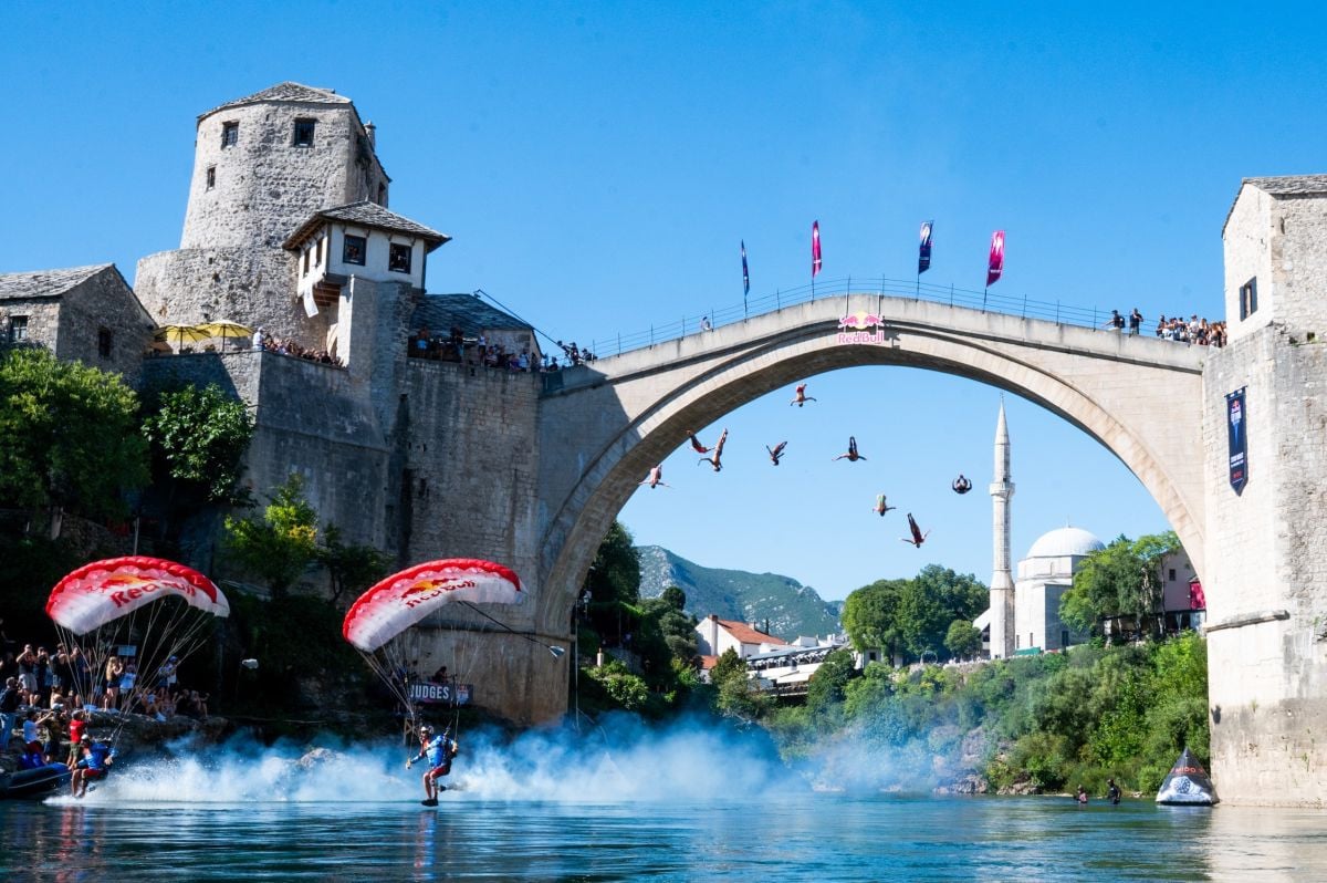 Red Bull-Padobranici proletjeli ispod Starog mosta, zvijezde izvele masovni skok