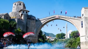 Red Bull-Padobranici proletjeli ispod Starog mosta, zvijezde izvele masovni skok