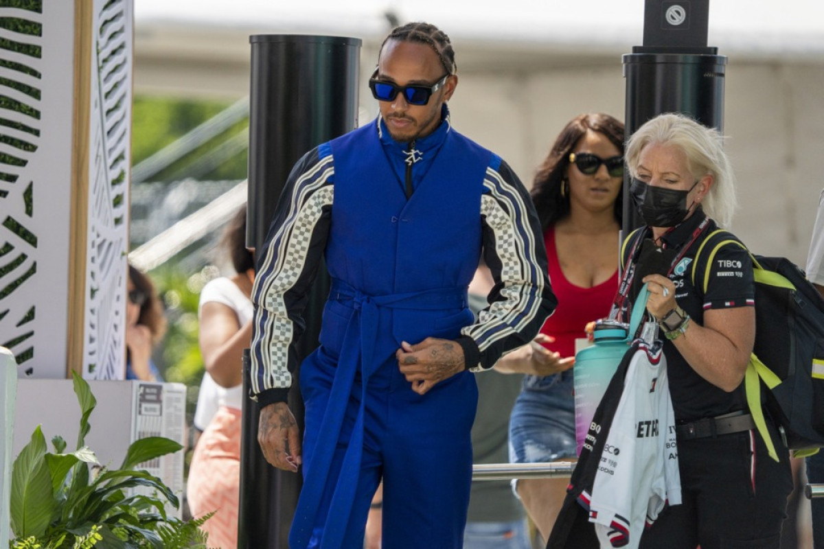 Sve je spremno za osmu titulu: Hamilton u Ferrari nije došao sam, s njim je i svima poznato lice!
