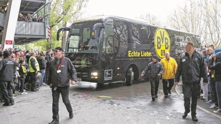 Bomba ispred autobusa Borussije: Bartra prevezen u bolnicu?