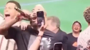 Kompleksi ga ubiše: Arturo Vidal je uzeo mikrofon u ruke i počeo da vrijeđa šampiona