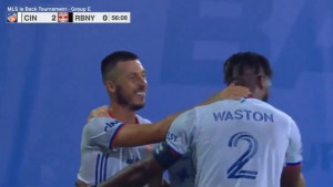 Medunjanin uz malu pomoć zabio gol iz kornera