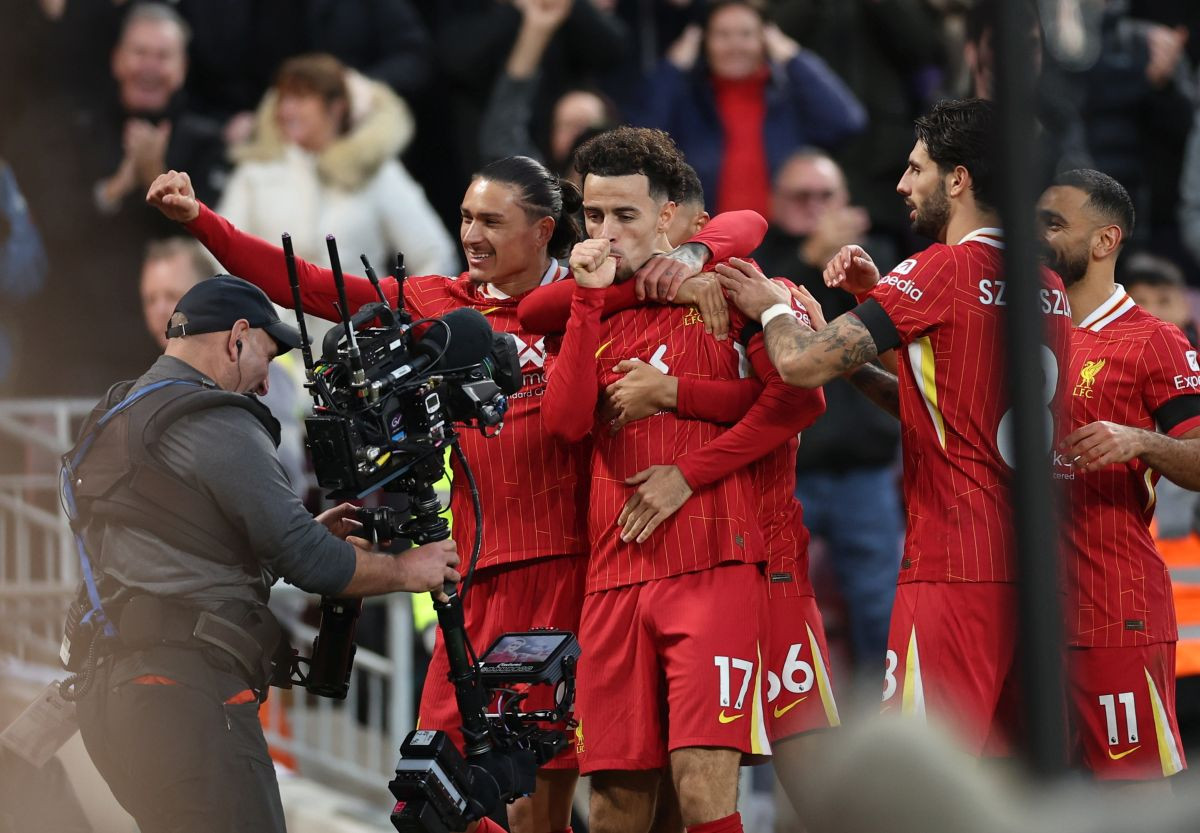 Liverpool slavio u derbiju i izbio na vrh tabele!