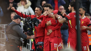 Liverpool slavio u derbiju i izbio na vrh tabele!