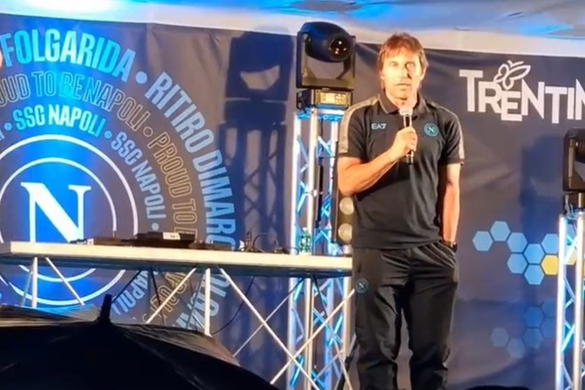 Neugodna scena u Napulju dok je govorio Conte: "Ne tražite od mene stvari koje nikad neću uraditi" Neugodna scena u Napulju dok je govorio Conte: "Ne tražite od mene stvari koje nikad neću uraditi"