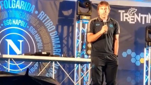 Neugodna scena u Napulju dok je govorio Conte: "Ne tražite od mene stvari koje nikad neću uraditi"